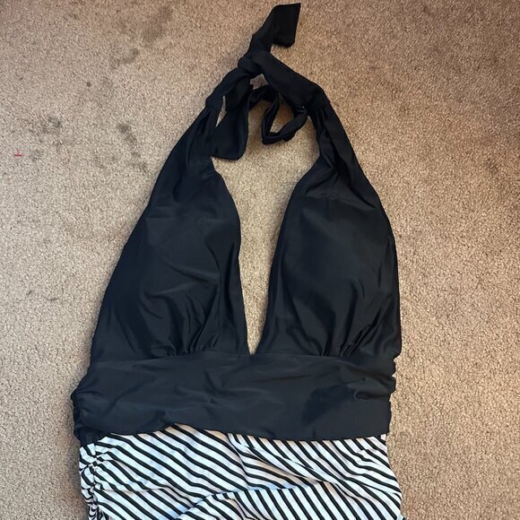 Cupshe One Piece Swimsuit Black white stripes Halter top size L NWT - Picture 3 of 4